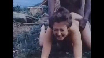 Ama scopare sua cognata solo da dietro quando la sorprende a fare sesso in Germania con una ragazza grassa scopata sul campo