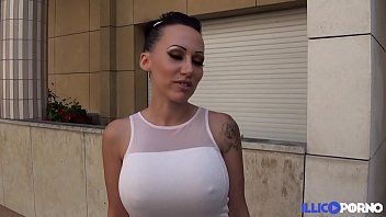 play يأكل الإفطار مع رجل يبلغ من العمر 60 عامًا ويضربها