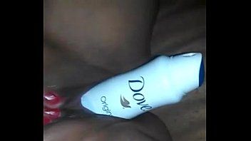 Abspielen Eine Krähe masturbiert alleine mit einem Tauben-Deodorant
