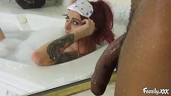 Play Satisfaction forbidden with a lot of sex in red water has sex in the bathtub