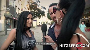 play زوجان صورهما أحد المراسلين أثناء ممارسة الجنس على العشب الأخضر