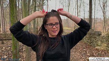 Jouer Sexe dans les bois avec une brune chaude