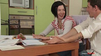 Riproduci Non vuole fare sesso ma gli lascia mettere il dito nella sua figa