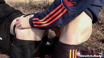 Abspielen Sex auf dem Feld mit einer perversen jungen Dame, die großen Schwanz liebt