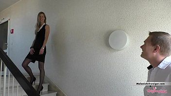 Abspielen Ihr Mann gibt ihr die Zunge in die Muschi, wenn sie von der Arbeit nach Hause kommt, und dringt dann in ihre Muschi ein