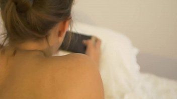 Abspielen Frau von ihrem Geliebten beim Spielen am Telefon gefickt