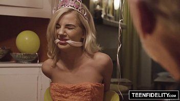 تشغيل اغتصبت امرأة في سن 18 من قبل زوجها السابق في غرفة والديها