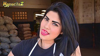 play امرأة سمراء جيدة الصنع تمارس الجنس الحر مع رجال لطيفين