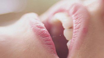 play Vidéo avec une étudiante en intimité qui provoque un orgasme