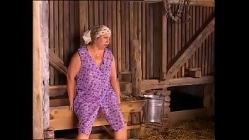 Reproduzir Ela anseia por sexo e por necessidade, ela o faz com um milf gordo