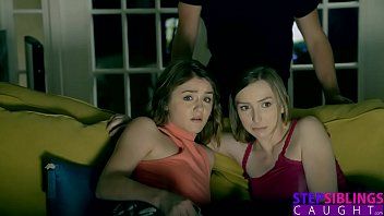 Riproduci Scopa con due bellissime donne di Halloween nel gruppo