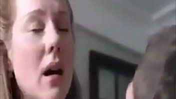 تشغيل يقوم المحبوب بعصب عينيها ويمارس الجنس معها في حلقها بالقرب من مدفأة فيلم بورنو