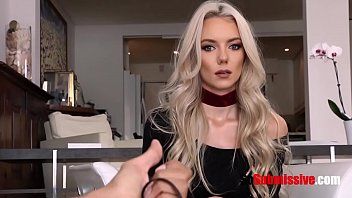 Reproduzir Uma jovem loira é penetrada no estilo de escravidão