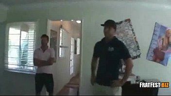 Reproduzir Dois homens assistem enquanto outro é fodido com força na bunda e lambe outro homem