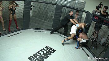 Jouer Une brune ambitieuse pénétrée dans le style mma