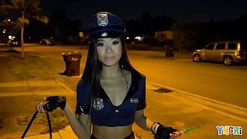 Reproducir Policía asiática caliente tiene sexo en todas las posiciones