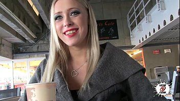 Play Milf bitch taken to a field where she takes oral sex