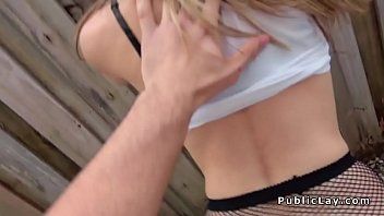 Redă Blonda cu ciorapi de plasa se lasa bine penetrata in pizdulice 