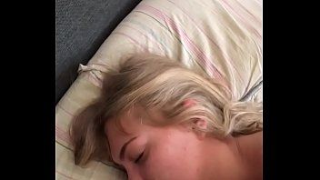 Riproduci Scopata nel sonno e lo sperma si sveglia con la voglia di masturbarsi