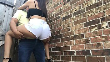 Reproduzir Ele se esconde com essa mulher sexy ruim para dar-lhe um oral