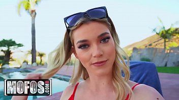 Abspielen Pool-Blondine hat Hardcore-Sex in Muschi und Muschi mit einem Mann, der verrückt nach seinem Schwanz ist