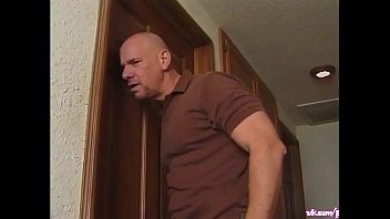 Reproduzir Xxx anal com careca e sua esposa de bom sexo adequada para seu pênis