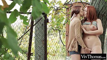تشغيل XXX في حديقة الحيوانات مع اثنين من مثليات قرنية