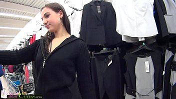 Redă Se alege cu un sacou foarte scump in schimbul unui sex