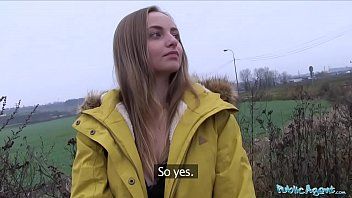 Jouer La jeune femme a été emmenée dans un champ et est montée dans la voiture