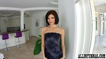 Redă sex complet in grup cu o bruneta si doi baieti dotati