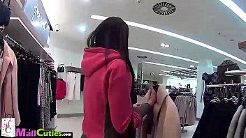 Riproduci guarda le donne provare i vestiti e fare sesso nel centro commerciale