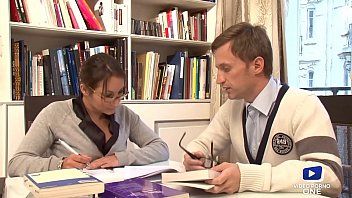 Jouer deux personnes passionnantes font xxx dans la bibliothèque