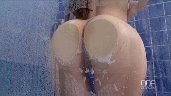 Redă O excita dusul hot si se masturbeaza pana la orgasm