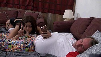 Play Free porn movies with a flirting teen with her pussy in her pussy