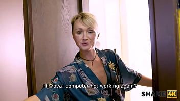 Redă Isi bate joc de barbat care ii suge pizdulice si fundul hot