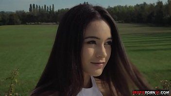 تشغيل Scena senzuala de futai cu o teencenta fix in cur